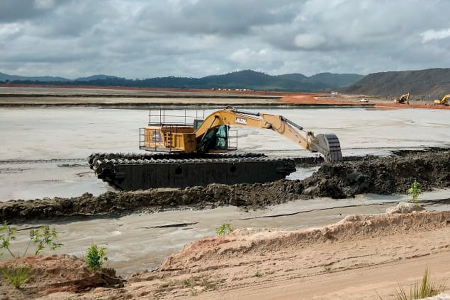 Escavadeira Anfibia remotamente controlado AIZM MACHINES