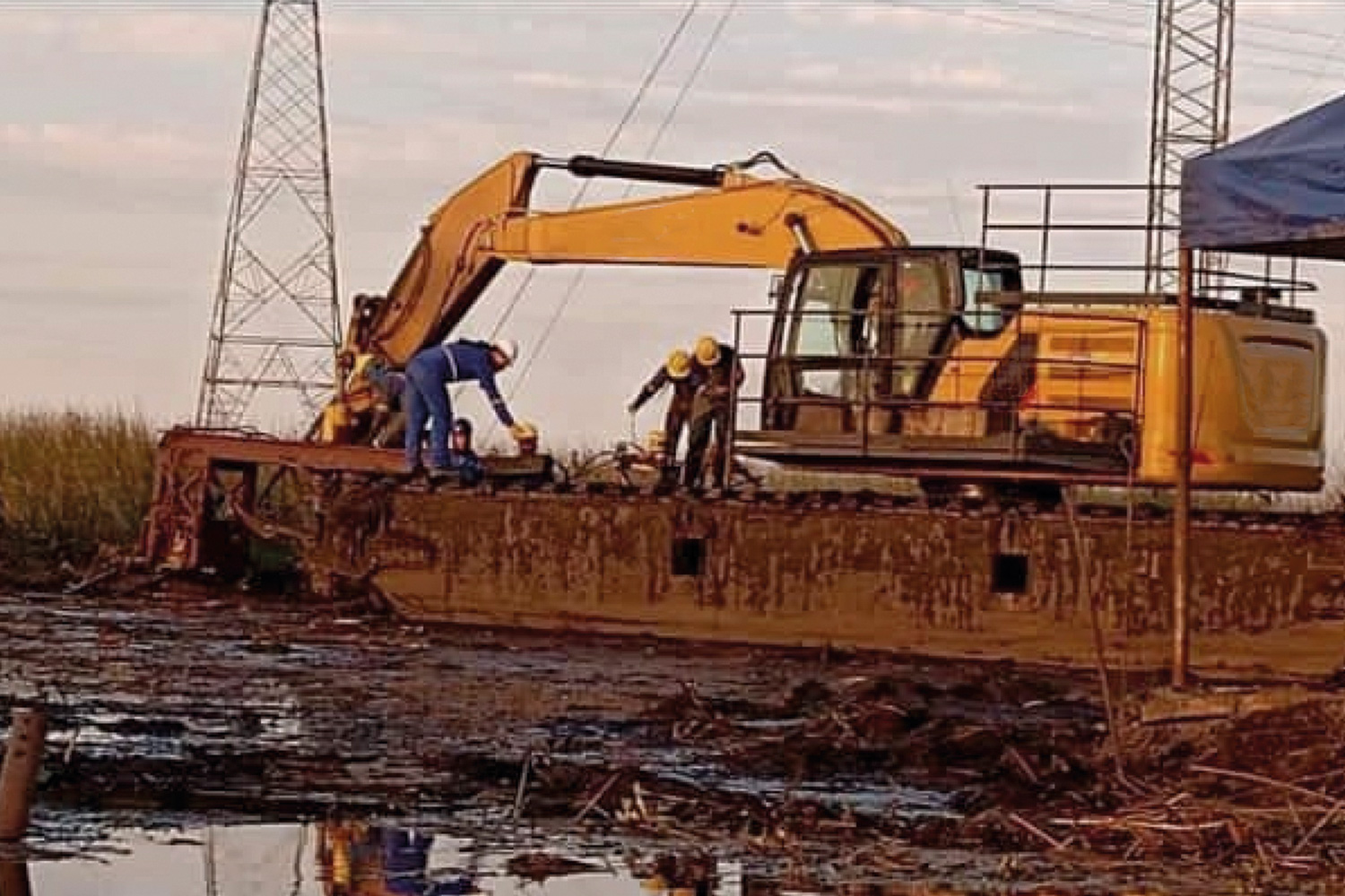 Escavadeira Anfibia remotamente controlado AIZM MACHINES